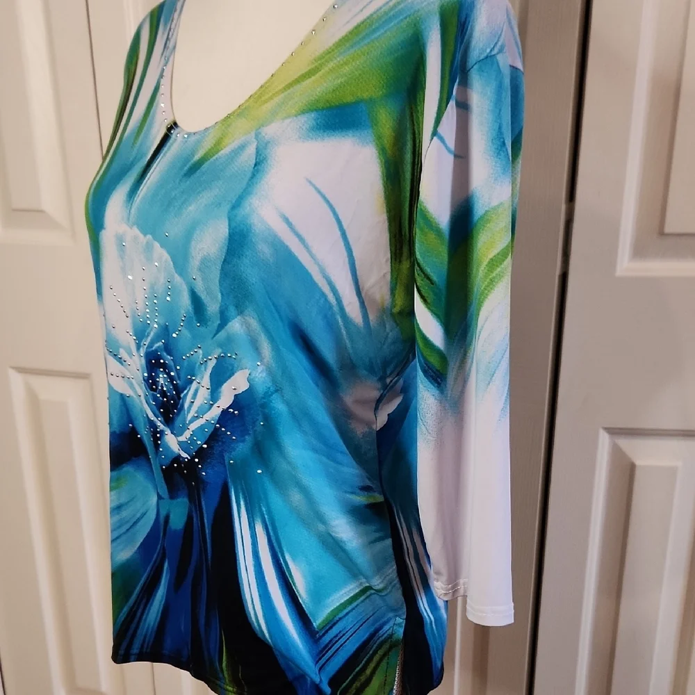Valentina Blue and White Graphic Blouse - Picture 2 of 8
